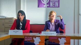 SP-Nationalrätin Sandra Locher Benguerel und Edina Annen, Präsidentin des Gewerkschaftsbundes Graubünden (links), erläutern im Sekretariat der SP in Chur ihre Argumente gegen die Vorlagen zur AHV 21. 