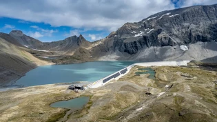 Wichtiges Glied: Der Muttsee und das Pumpspeicherwerk Limmern sind wichtig für die Überbrückung von Stromlücken. Und das Alpinsolar-Kraftwerk mit seinen Panels auf der Staumauer (auf dem Bild noch im Bau) gilt als Pilotanlage für mehr Winter-Solarstrom aus dem Gebirge.  