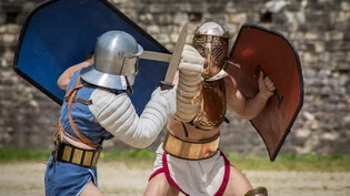 Fast wie im alten Rom: Gladiatorenkämpfe in originalgetreuen Kostümen sind in Chur zu sehen. 