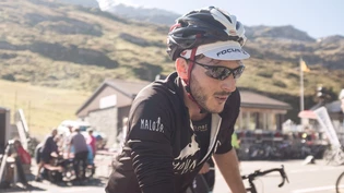 Luft holen nach der Bergfahrt: Mitorganisator Fabian Lips kommt mit dem Velo auf dem auch 2021 für einen Tag autofreien Klausenpass an. 