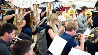 Überstanden: Blasmusiken, wie hier die Graubünden Brass, die schon vor der Pandemie gut aufgestellt waren, kamen auch danach schnell wieder in die Gänge.

