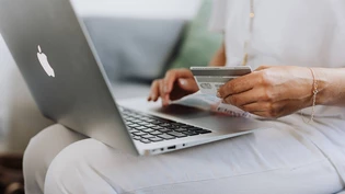 Adieu Geld: Schweizerinnen und Schweizer lieben Online-Shopping.
