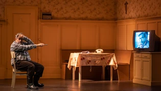 Da prallen Welten aufeinander: Der Bühnenmensch Bruno Cathomas hadert im Theater Chur mit den Auftritten seines Alter Egos im Fernsehen.
