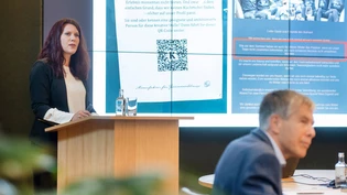 Fachkräftemangel: Brigitte Küng, Studien-Autorin und Co-Geschäftsführerin des Wirtschaftsforums Graubünden, präsentiert an der Pressekonferenz die Ergebnisse der Analyse.