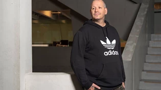 Der Musiker Gian-Marco Schmid «Gimma» fotografiert am 13.10.22 im Medienhaus Somedia in Chur.