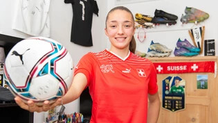 Der Ball als bester Freund: Nayana Ebersold erholt sich in ihrem Zimmer von ihren Länderspieleinsätzen. Bild: Olivia Aebli-Item