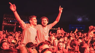 Gute Laune: Gian-Andri Janett und Mauro Caflisch (von rechts) versprühen mit ihrer Musik sommerliche Stimmung.