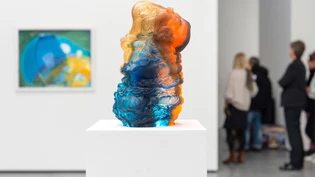 Aktuelle Jahresausstellung im Bündner Kunstmuseum: Die klingende Glasplastik «La niva» der jungen Ilanzer Künstlerin Andrea Davina Deplazes ist ebenso farbenfroh wie das Gemälde «Atlantic-Küste» von Guido Pagani, dem ältesten der ausstellenden Kunstschaffenden.