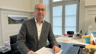 Bewilligung liegt auf dem Tisch: Regierungsrat Kaspar Becker zeigt sich über den Entscheid des Bundesamts für Umwelt erfreut.