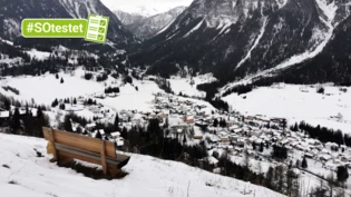 Hoch oben: Vom Panoramaweg aus erhält man einen weiten Ausblick auf das Dörfchen Bergün und das umliegende Bergpanorama.
