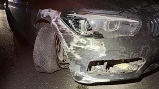 Links und rechts mit Betonmauer kollidiert: Ein Auto hat am Donnerstagmorgen bei einem Unfall auf der Autobahn in Mühlehorn einen Totalschaden erlitten. 
