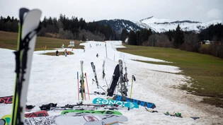 Grüne Pisten: Der milde Winter stellt die Skigebiete im Kanton vor Herausforderungen. 