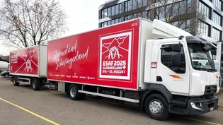 Unübersehbar: Auf seiner Fahrt durch die Schweiz zieht dieser Lastwagen seine Blicke auf sich.