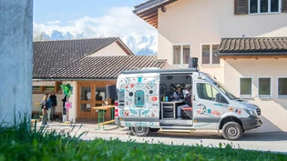 Stopp in Graubünden: Für eine Woche ist der «Powerup Radio» Bus vor dem Oberstufenschulhaus in Paspels. 