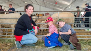 Tierliebende Familie: Andrea Bantli aus Maienfeld stattet mit Nelia und Moreno den Schafen im Tierzelt einen Besuch ab. 