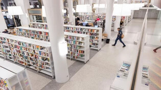 Volle Regale: Über 30’000 Bücher zählt die Stadtbibliothek Chur in ihrem Bestand. 