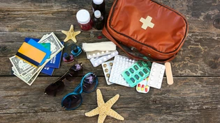 Gehört auch ins Gepäck: Wer verreist, sollte eine Reiseapotheke mit einer Grundausstattung mitnehmen. 