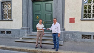 Liste eingereicht: Hans Vetsch (rechts) konnte vor gut einem Monat die Liste der «Freien Unabhängigen Bündner» beim Regierungsgebäude in Chur platzieren – André Paganini von der Standeskanzlei (links) nimmt die Liste entgegen.