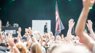 Hände hoch und gute Laune: Mit unseren Tipps werden eure Festivalbesuche unvergesslich.