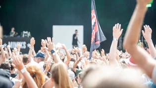 Hände hoch und gute Laune: Mit unseren Tipps werden eure Festivalbesuche unvergesslich.