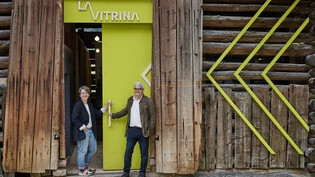 Freuen sich auf die Eröffnung: Projektinitiant Albert Lutz und Co-Projektleiterin Daniela Kienzler vor dem Ausstellungsstall von «La Vitrina» in Curaglia.