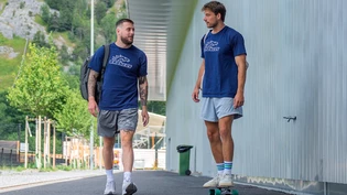 Ungleiches Duo: Während Calanda-Broncos-Cornerback Philip Holm Boye (rechts) auf seinem in Frankreich erworbenen Skateboard rollt, muss Wide Receiver Max Gray weiter zu Fuss gehen.