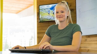 Bei der Arbeit: Neben ihrer Tätigkeit als Eishockeyspielerin arbeitet Stefanie Wetli bei der Tourismusorganisation Davos Klosters.