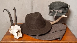 Jagdhüte: Colani-Mützen (hinten rechts) und Filzhüte (vorne im Bild) warten im Geschäft «Kopfform» in Chur auf Jägerinnen und Jäger.