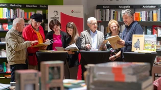 Sie bringen Kindern und Jugendlichen die Geschichte der Reformation Graubündens näher: Gian Frigg, Linard Bardill, Paola Cotti, Loredana Caso, Curdin Mark, Sabine-Claudia Nold und Christian Sprecher (von links) 