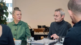 Dicke Partitur, grosses Vorhaben: Die finnische Performerin Annika Tudeer lauscht im Theater Chur den Ausführungen des Bündner Komponisten David Sontòn Caflisch, mit dabei Theaterleiter Roman Weishaupt (von links).
 