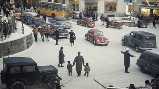 Ein Bild aus der Bündner Automobilgeschichte: In St. Moritz ist im Winter 1963 verkehrsmässig ziemlich viel los.
