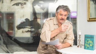 Darauf einen Daiquiri: Schauspieler Christian Sprecher erweckt den legendären Schriftsteller und Rumtrinker Ernest Hemingway in der Churer «Hemingway»-Bar an gleich mehreren Abenden zum Leben.