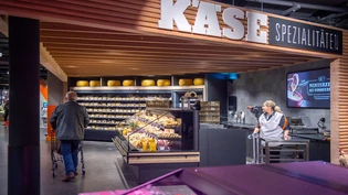 Interesse geweckt: Laut Lesic zeigen Kundinnen und Kunden Interesse und erkundigen sich bei der Bedienung über die verschiedenen Lebensmittel. Interesse geweckt: Laut Lesic zeigen Kundinnen und Kunden Interesse und erkundigen sich bei der Bedienung über die verschiedenen Lebensmittel.