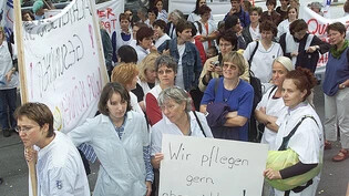 Gestern wie heute: Für bessere Arbeitsbedingungen in der Pflege wurde bereits 2001 vor dem Grossratsgebäude in Chur demonstriert, und das Thema beschäftigt auch aktuell. 