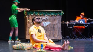 Ein Platz an der Sonne: Rodrigo Cortes Guadarrama (Mitte) hat nicht nur die Szenografie und das Installationsdesign für «Sonnensturm» geschaffen, er tritt auch als Schauspieler auf. 