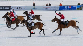 Typische Szene im Snow Polo: Alle Spieler reiten entlang der Linie des Balls auf dem zugefrorenen St. Moritzersee.