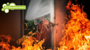 Was tun im Ernstfall? Wenn in den eigenen vier Wänden ein Feuer ausbricht, gilt es schnell zu reagieren und die Feuerwehr zu alarmieren. 