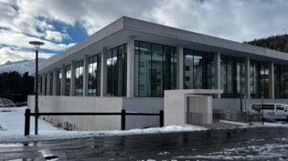 Im April 2025 wird das Hallenbad Ovaverva in St. Moritz geschlossen: Während der Sanierung soll es auch einen Lift erhalten, mit dem man Waren besser ins Gebäude liefern kann. Diese Visualisierung zeigt, wie dieser aussehen soll.