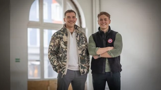 Noch gibts nur Standplätze: Silas (links) und Fadri Gabriel freuen sich darauf, die Bistro-Bar in der Markhalle Glarus einzurichten.