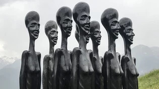 Da waren die neun noch nicht entwendet: Vor der Reise nach Flims war Claudio Caprez’ Skulpturengruppe «Imuna» am Schamserberg aufgestellt.