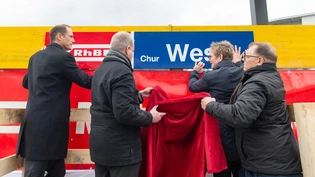 Näher an der Ringstrasse: Renato Fasciati, Thierry Müller, Sandra Maissen und Christian Florin weihen den neuen Übergangsbahnhof Chur West symbolisch ein. 