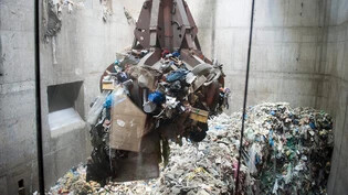 Müllberge: In der Gevag in Trimmis wird jährlich tonnenweise Abfall verbrannt. Davor könnten viele Materialien allerdings noch recycelt werden.