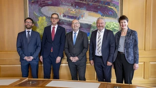 So sieht die Glarner Regierung künftig aus: Der neu gewählte Thomas Tschudi (von links) posiert am Sonntag mit Markus Heer, Kaspar Becker, Andrea Bettiga und Marianne Lienhard ein erstes Mal im Sitzungszimmer des Regierungsrates.