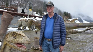 Er ist der Dinosauriermann: Roger Adolfsen kommt aus Interlaken und reist mit seinem Dinosaurierpark durch die Schweiz. Mindestens bis Juni möchte er in Linthal bleiben.