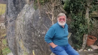 Ist stolz auf seinen Felskoloss: Werner Jakober hat nicht nur einen Stein im Garten, sondern auch eine Wand vor dem Kopf.