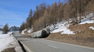 So gross wie ein Kleinwagen: Dieser tonnenschwere Felsbrocken versperrte am Freitag stundenlang die Strasse zwischen Sils und Maloja.