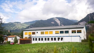 Kosten von 1,5 Millionen Franken: Das Rodelser Schulhaus – hier 2022 mit den provisorischen Schulcontainern im Vordergrund – soll im Dachgeschoss ein zusätzliches Schulzimmer und zwei Gruppenräume erhalten …