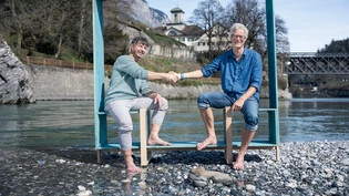 Wo der Alpenrhein beginnt: Ernst Bromeis von Graubünden Wasser und Daniel Maselli (links) von der Direktion für Entwicklung und Zusammenarbeit Deza kooperieren für die Weltwasserbibliothek in Reichenau – und posieren auf einem der ersten Einrichtungsteile.