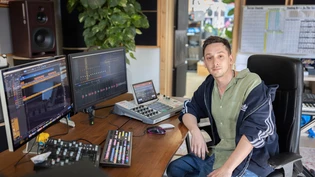 Hier produziert er bis in die Morgenstunden: Marc Auer komponiert und liefert von seinem Studio in Netstal Beats an internationale Künstlerinnen und Künstler.
