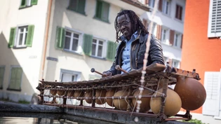 Rhythmus mitten in Glarus: Eines von Massa Kones Hauptinstrumenten ist das Balafon.